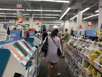 美國開學(xué)季將至 華人家長買文具省錢經(jīng)驗多